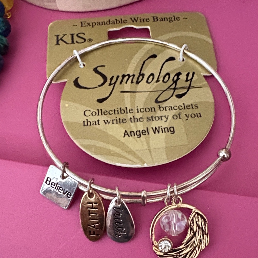 Kos an expandable bracelet with believe, faith and truth. It also has a medal on